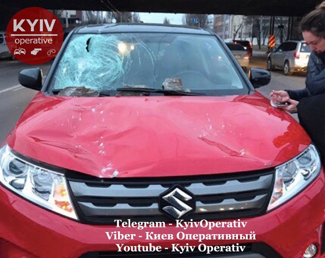 У Києві шматки мосту розгромили авто, що проїздило під ним (фото)